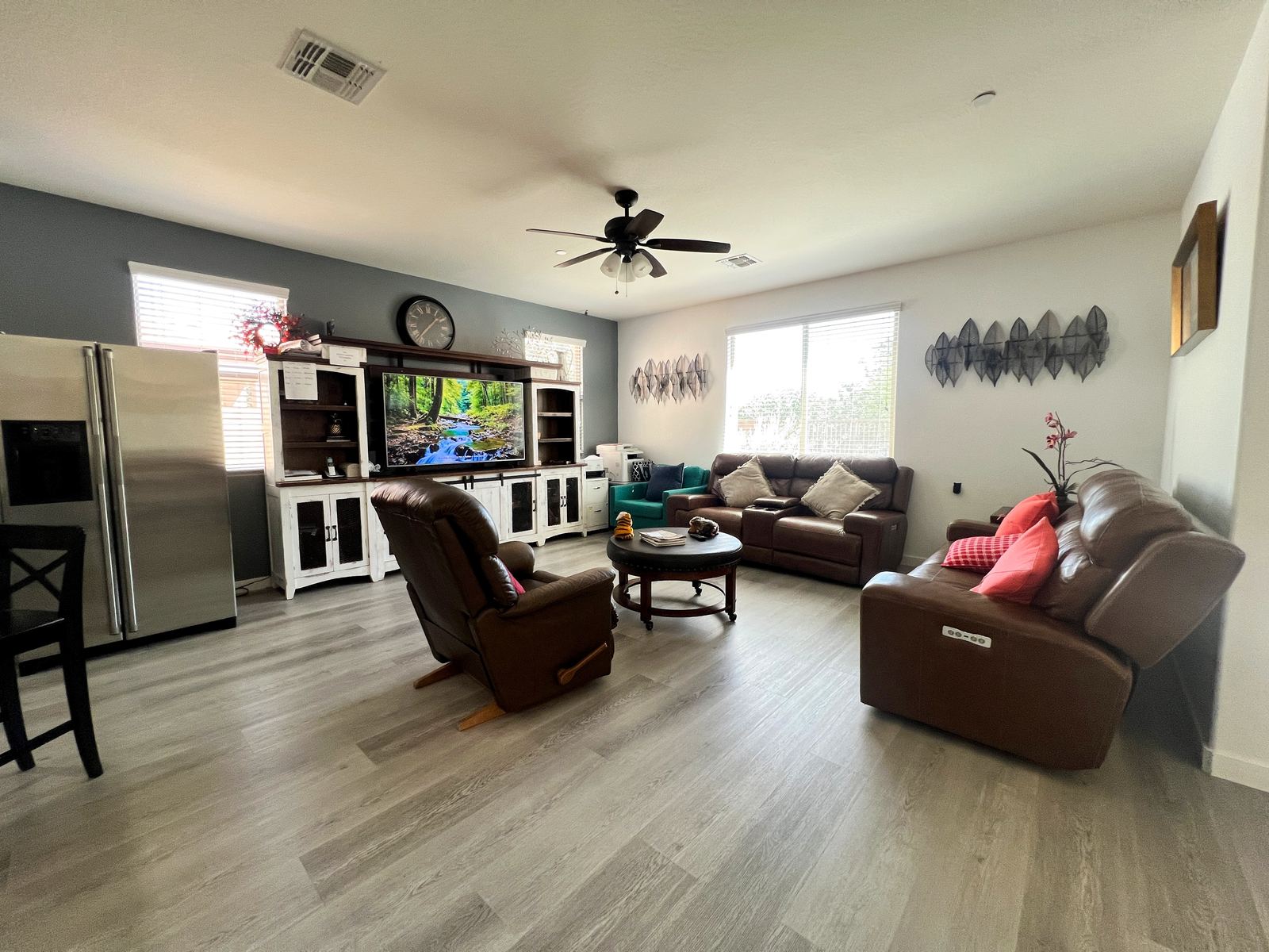 Living room at Sunnyside Assisted Living with comfortable seating